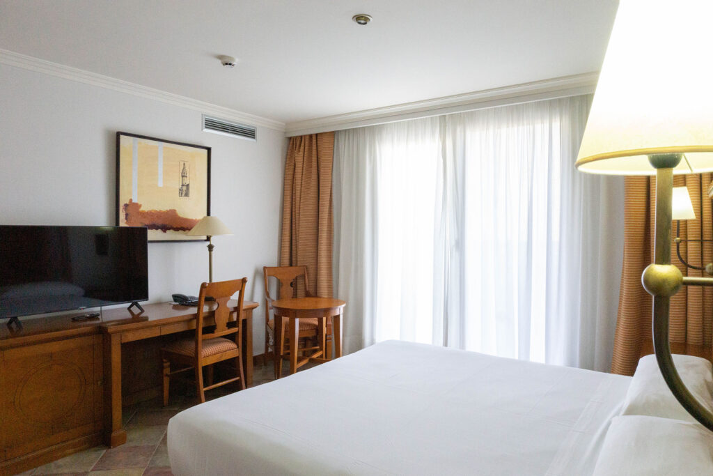 Habitación con cama de 180, baño completo y terraza con vistas.