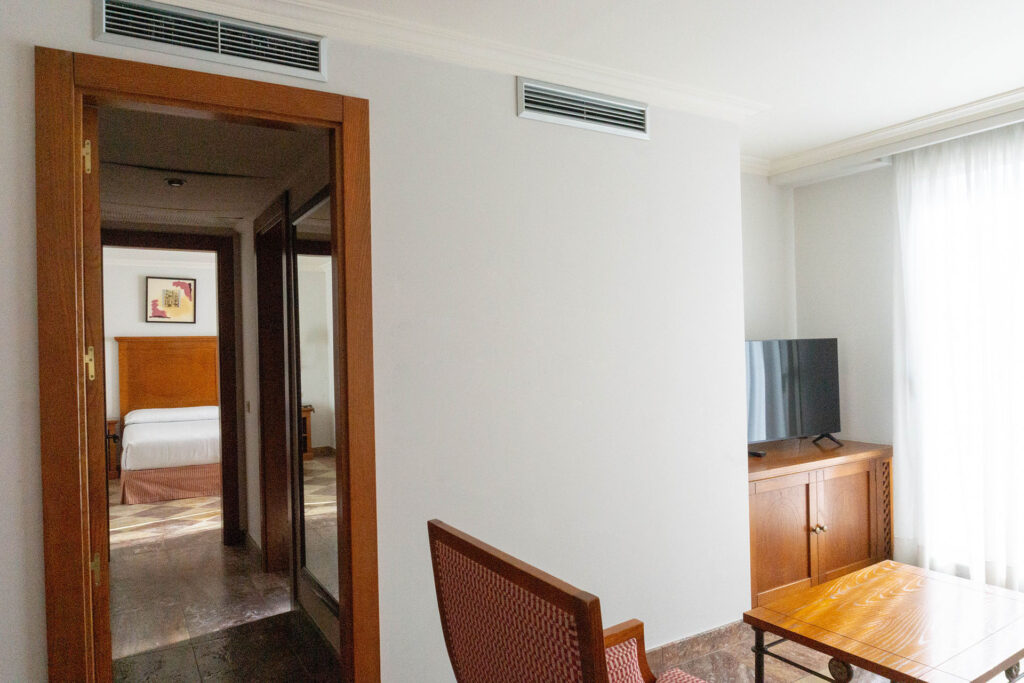 Habitación suit, con bañera jacuzzi individual y ducha hidromasaje. Salón y amplia terraza con vistas.