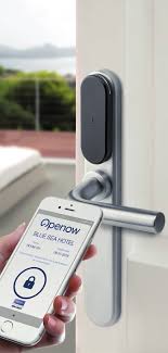 Abre la puerta de la habitación con el móvil.